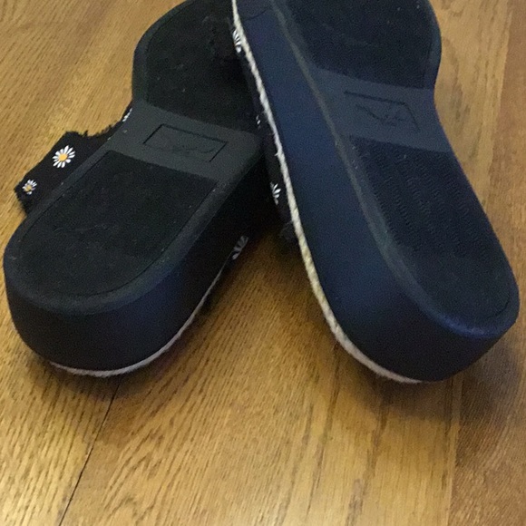 Woman’s Rocket Dog black fabric with daisies slip on sandal. Size 8.5. New! - Picture 6 of 6